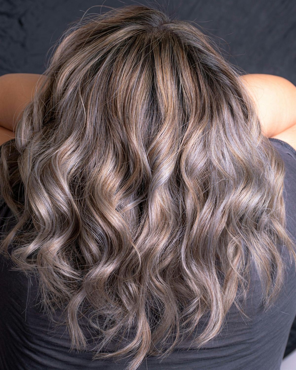 Balayage na talasastoj kosi — meki prelaz svetlijih nijansi, Studio Banja, Beograd