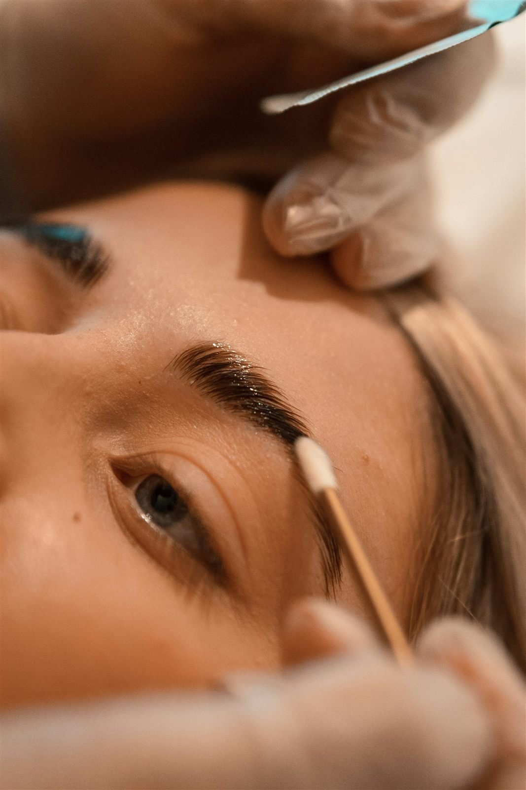 Laminacija obrva (brow lift) — korekcija obrva, Studio Banja, Beograd